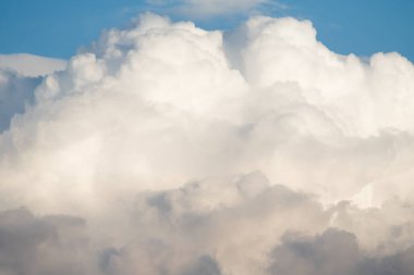 Güçlü bir şekilde kümülüs bulutlar gökyüzünde, Cumulonimbus beyaz