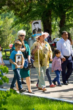 Shymkent, Kazakistan 9 Mayıs 2017: Ölümsüz alayı. Halk festivaller insan. Büyük Vatanseverlik Savaşı 1941-1945, Kızıl Ordu ve Sovyet halkının Zafer Bayramı.