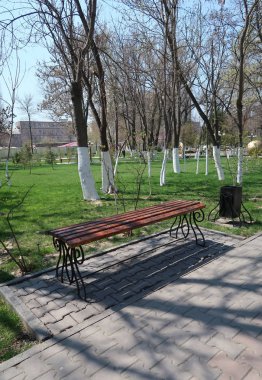 Ahşap Bank park, bahar