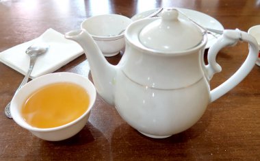 Çay ve bir kase su ısıtıcısı