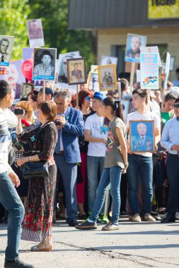 Shymkent, Kazakistan 9 Mayıs 2017: Ölümsüz alayı. Halk festivaller insan. Büyük Vatanseverlik Savaşı 1941-1945, Kızıl Ordu ve Sovyet halkının Zafer Bayramı.