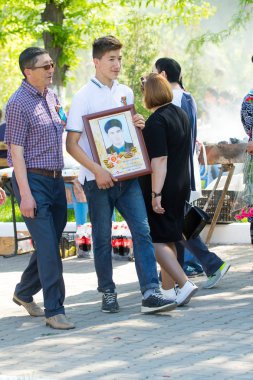 Shymkent, Kazakistan 9 Mayıs 2017: Ölümsüz alayı. Halk festivaller insan. Büyük Vatanseverlik Savaşı 1941-1945, Kızıl Ordu ve Sovyet halkının Zafer Bayramı.