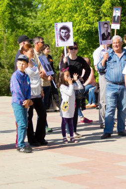 Shymkent, Kazakistan 9 Mayıs 2017: Ölümsüz alayı. Halk festivaller insan. Büyük Vatanseverlik Savaşı 1941-1945, Kızıl Ordu ve Sovyet halkının Zafer Bayramı.