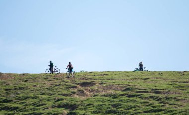 Kazakistan, Çimkent - 23 Nisan 2017. Bozkır yeşil çim bisikletçiler binmek.