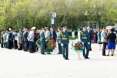 Petropavlovsk 7 Mayıs 2016: Resmi tatil. Defender'ı vatan günün Kazakistan'da 7 Mayıs kutladı. Asker ve askeri. Toplu kutlamalar insanlar.