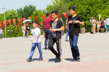 Shymkent, Kazakistan 9 Mayıs 2017: Ölümsüz alayı. Halk festivaller insan. Büyük Vatanseverlik Savaşı 1941-1945, Kızıl Ordu ve Sovyet halkının Zafer Bayramı.