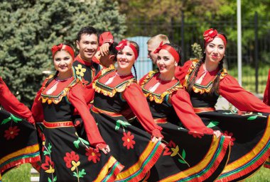 Shymkent, Kazakistan - 1 Mayıs 2017: Şarkıcı ve ulusal kostümleri dansçılar. 1 Mayıs Kazakistan halkının birlik gün işaretler