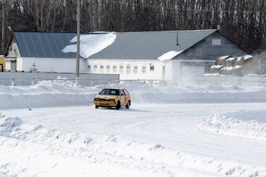 Petropavlovsk, Kazakistan - 6 Mart 2016: Fincan Urallar, Sibirya ve Kazakistan kış parça yarış. Yarış pisti Bishkul Kuzey Kazakistan 2016.
