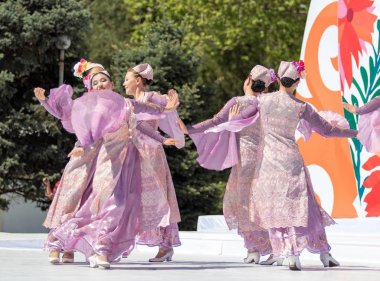 Shymkent, Kazakistan - 1 Mayıs 2017: Şarkıcı ve ulusal kostümleri dansçılar. 1 Mayıs Kazakistan halkının birlik gün işaretler