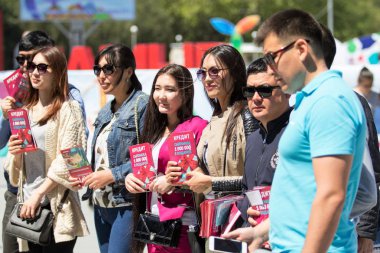 Shymkent, Kazakistan - 1 Mayıs 2017: İnsanlar kutlamak tatil, kitlesel festivaller. 1 Mayıs Kazakistan halkının birlik gün işaretler
