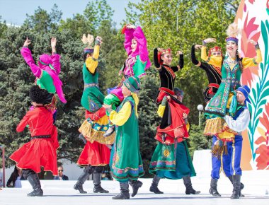 Shymkent, Kazakistan - 1 Mayıs 2017: Kazakistan halklarının Ulusal kostümleri dansçılar. 1 Mayıs Kazakistan halkının birlik gün işaretler