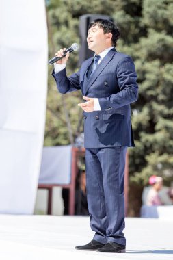 Shymkent, Kazakistan - 1 Mayıs 2017: Kazakistan şarkıları söyleyerek. 1 Mayıs Kazakistan halkının birlik gün işaretler