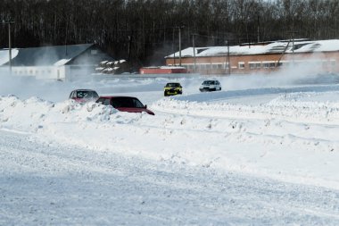 Petropavlovsk, Kazakistan - 6 Mart 2016: Fincan Urallar, Sibirya ve Kazakistan kış parça yarış. Yarış pisti Bishkul Kuzey Kazakistan 2016.