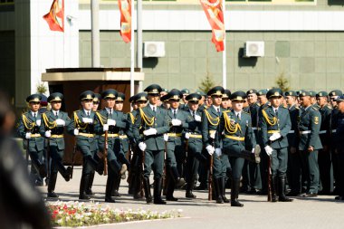 Petropavlovsk 7 Mayıs 2016: Resmi tatil. Defender'ı vatan günün Kazakistan'da 7 Mayıs kutladı. Asker ve askeri. Toplu kutlamalar insanlar.