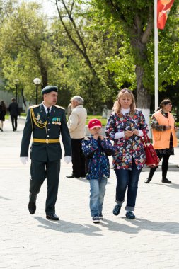 Petropavlovsk 7 Mayıs 2016: Resmi tatil. Defender'ı vatan günün Kazakistan'da 7 Mayıs kutladı. Asker ve askeri. Toplu kutlamalar insanlar.