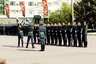 Petropavlovsk 7 Mayıs 2016: Resmi tatil. Defender'ı vatan günün Kazakistan'da 7 Mayıs kutladı. Asker ve askeri. Toplu kutlamalar insanlar.