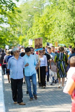 Shymkent, Kazakistan 9 Mayıs 2017: Ölümsüz alayı. Halk festivaller insan. Büyük Vatanseverlik Savaşı 1941-1945, Kızıl Ordu ve Sovyet halkının Zafer Bayramı.