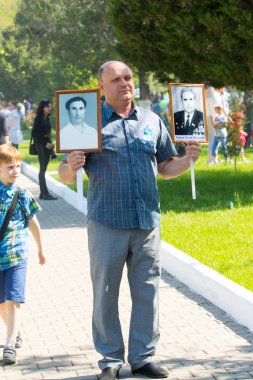 Shymkent, Kazakistan 9 Mayıs 2017: Ölümsüz alayı. Halk festivaller insan. Büyük Vatanseverlik Savaşı 1941-1945, Kızıl Ordu ve Sovyet halkının Zafer Bayramı.