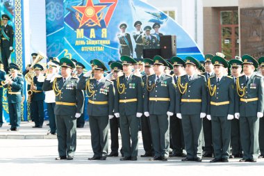 Petropavlovsk 7 Mayıs 2016: Resmi tatil. Defender'ı vatan günün Kazakistan'da 7 Mayıs kutladı. Asker ve askeri. Toplu kutlamalar insanlar.