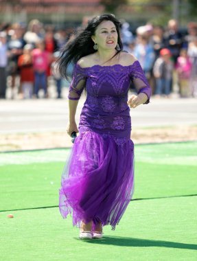 Shymkent, Kazakistan - 1 Mayıs 2017: Kazakistan şarkıları söyleyerek. 1 Mayıs Kazakistan halkının birlik gün işaretler