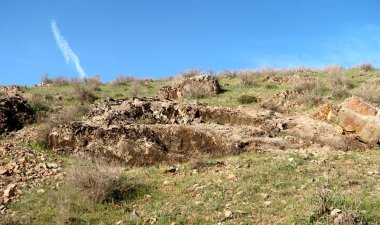 yeşil bozkır tepelerinin doğal görünümü
