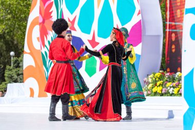 Shymkent, Kazakistan - 1 Mayıs 2017: Kazakistan halklarının Ulusal kostümleri dansçılar. 1 Mayıs Kazakistan halkının birlik gün işaretler