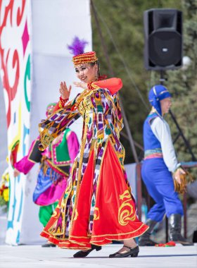 Shymkent, Kazakistan - 1 Mayıs 2017: Kazakistan halklarının Ulusal kostümleri dansçılar. 1 Mayıs Kazakistan halkının birlik gün işaretler