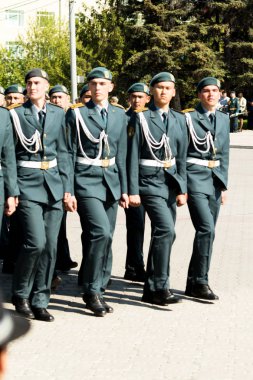 Petropavlovsk 7 Mayıs 2016: Resmi tatil. Defender'ı vatan günün Kazakistan'da 7 Mayıs kutladı. Asker ve askeri. Toplu kutlamalar insanlar.