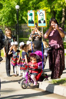 Shymkent, Kazakistan 9 Mayıs 2017: Ölümsüz alayı. Halk festivaller insan. Büyük Vatanseverlik Savaşı 1941-1945, Kızıl Ordu ve Sovyet halkının Zafer Bayramı.
