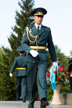 Petropavlovsk 7 Mayıs 2016: Resmi tatil. Defender'ı vatan günün Kazakistan'da 7 Mayıs kutladı. Asker ve askeri. Toplu kutlamalar insanlar.