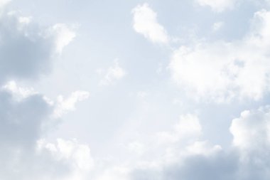 Bulutlu güzel mavi gökyüzü 