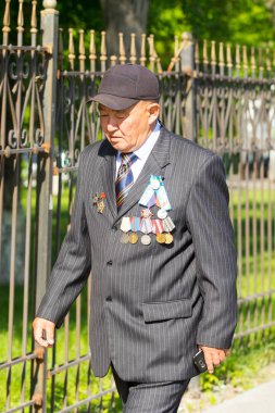 Shymkent, Kazakistan 9 Mayıs 2017: Ölümsüz alayı. Halk festivaller insan. Büyük Vatanseverlik Savaşı 1941-1945, Kızıl Ordu ve Sovyet halkının Zafer Bayramı.
