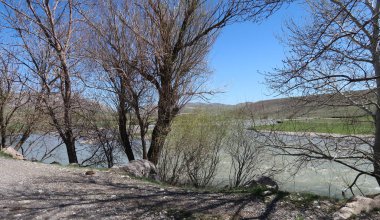 Nehir dağlarda, erken bahar