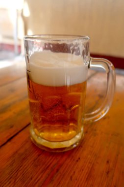 Masada bira olan kupa.