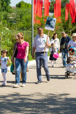 Shymkent, Kazakistan 9 Mayıs 2017: Ölümsüz alayı. Halk festivaller insan. Büyük Vatanseverlik Savaşı 1941-1945, Kızıl Ordu ve Sovyet halkının Zafer Bayramı.