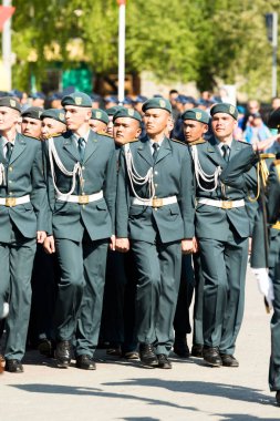 Petropavlovsk 7 Mayıs 2016: Resmi tatil. Defender'ı vatan günün Kazakistan'da 7 Mayıs kutladı. Asker ve askeri. Toplu kutlamalar insanlar.