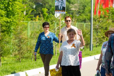 Shymkent, Kazakistan 9 Mayıs 2017: Ölümsüz alayı. Halk festivaller insan. Büyük Vatanseverlik Savaşı 1941-1945, Kızıl Ordu ve Sovyet halkının Zafer Bayramı.