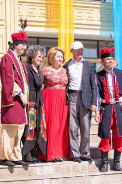 Shymkent, Kazakistan - 1 Mayıs 2017: Kazakistan halklarının Ulusal kostümleri dansçılar. 1 Mayıs Kazakistan halkının birlik gün işaretler