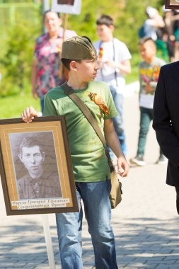 Shymkent, Kazakistan 9 Mayıs 2017: Ölümsüz alayı. Halk festivaller insan. Büyük Vatanseverlik Savaşı 1941-1945, Kızıl Ordu ve Sovyet halkının Zafer Bayramı.