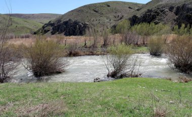 Nehir dağlarda, erken bahar