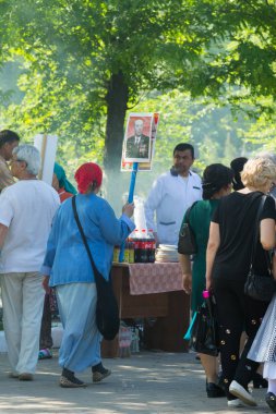 Shymkent, Kazakistan 9 Mayıs 2017: Ölümsüz alayı. Halk festivaller insan. Büyük Vatanseverlik Savaşı 1941-1945, Kızıl Ordu ve Sovyet halkının Zafer Bayramı.