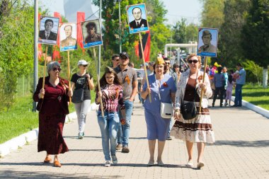 Shymkent, Kazakistan 9 Mayıs 2017: Ölümsüz alayı. Halk festivaller insan. Büyük Vatanseverlik Savaşı 1941-1945, Kızıl Ordu ve Sovyet halkının Zafer Bayramı.