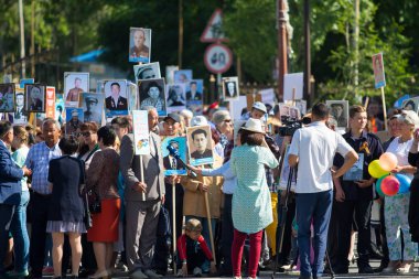 Shymkent, Kazakistan 9 Mayıs 2017: Ölümsüz alayı. Halk festivaller insan. Büyük Vatanseverlik Savaşı 1941-1945, Kızıl Ordu ve Sovyet halkının Zafer Bayramı.