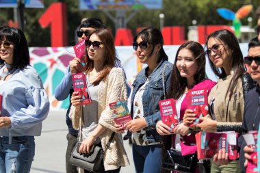 Shymkent, Kazakistan - 1 Mayıs 2017: İnsanlar kutlamak tatil, kitlesel festivaller. 1 Mayıs Kazakistan halkının birlik gün işaretler