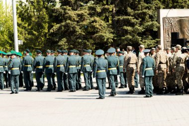 Petropavlovsk 7 Mayıs 2016: Resmi tatil. Defender'ı vatan günün Kazakistan'da 7 Mayıs kutladı. Asker ve askeri. Toplu kutlamalar insanlar.