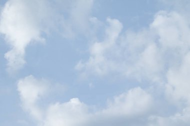 Bulutlu güzel mavi gökyüzü 