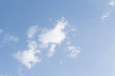 Bulutlu güzel mavi gökyüzü 