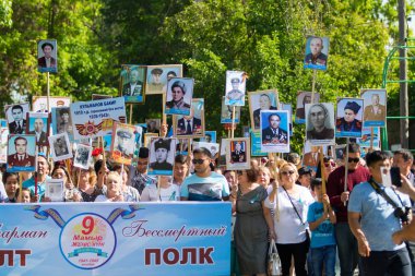Shymkent, Kazakistan 9 Mayıs 2017: Ölümsüz alayı. Halk festivaller insan. Büyük Vatanseverlik Savaşı 1941-1945, Kızıl Ordu ve Sovyet halkının Zafer Bayramı.