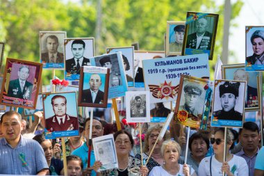 Shymkent, Kazakistan 9 Mayıs 2017: Ölümsüz alayı. Halk festivaller insan. Büyük Vatanseverlik Savaşı 1941-1945, Kızıl Ordu ve Sovyet halkının Zafer Bayramı.