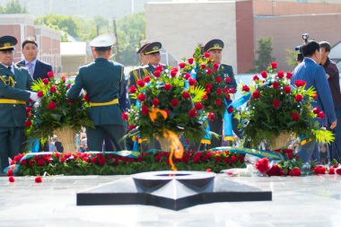 Shymkent, Kazakistan 9 Mayıs 2017: Ölümsüz alayı. Halk festivaller insan. Büyük Vatanseverlik Savaşı 1941-1945, Kızıl Ordu ve Sovyet halkının Zafer Bayramı.